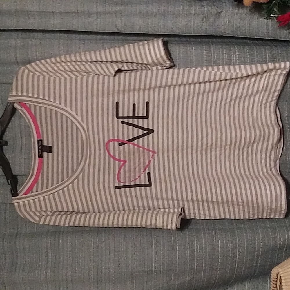 Cute and comfy tshirt!!  Size 1X.    B2